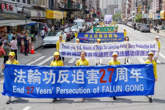 Demonstration zum 27. Jahrestag des Beginns der staatlichen Verfolgungskampagne der Kommunistischen Partei Chinas (KPCh) gegen Falun-Gong-Praktizierende am 19.07.2026 in New York. Foto: Larry Dye