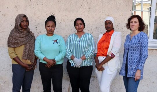 Delegationsbesuch der Bana Group: v.l.n.r. Huda Ali (Finanzmanagerin), Mai Ali (Gründerin und Vorstandsmitglied), Asma Hasaballah (Darfur Office), Ekram Hamza (Leiterin Büro Kampala) und unsere Projektverantwortliche Sarah Reinke. März 2025, Göttingen. Foto: Stefanie Grolig/GfbV