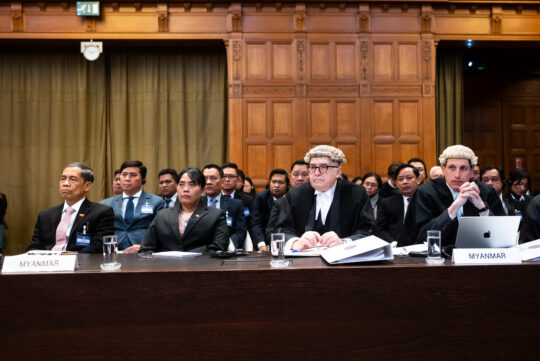Die myanmarische Delegation bei der öffentlichen Anhörung im Verfahren Gambia v. Myanmar vor dem Internationalen Gerichtshof (IGH) im Januar 2026. Foto: UN Photo/ICJ-CIJ/Frank van Beek.