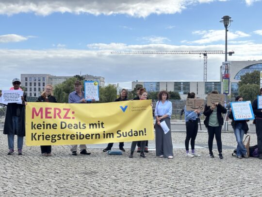 Die Gesellschaft für bedrohte Völker (GfbV) demonstrierte am Donnerstag (10. September) gegen den Besuch des Präsidenten der Vereinigten Arabischen Emirate in Berlin. Foto: Sarah Neumeyer/GfbV